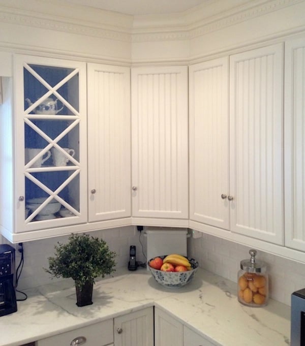 traditional white kitchen with cabinets painted in Benjamin Moore White Dove