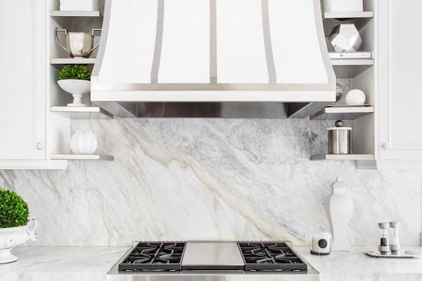 white marble backsplash in white kitchen.