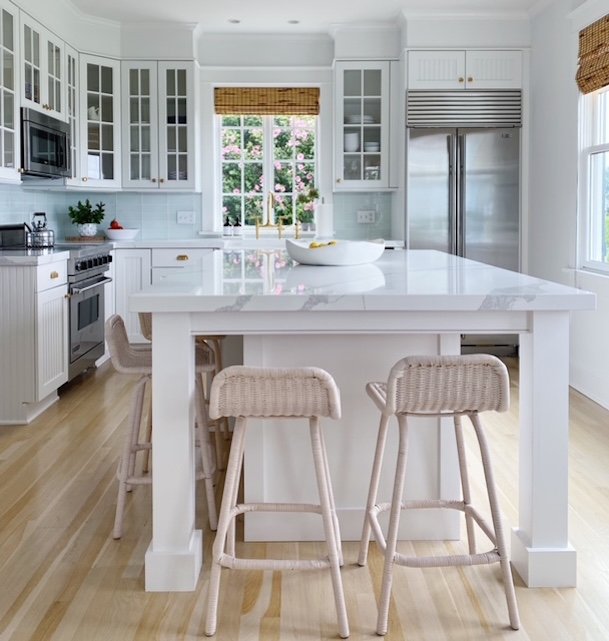 beach cottage kitchen with large white center island.