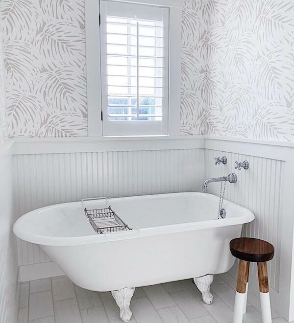 clawfoot tub in beach cottage bathroom.